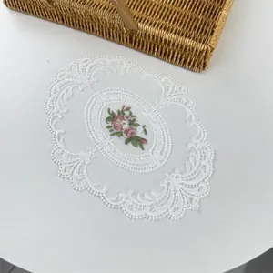 Posavasos ovalado de encaje blanco con bordado floral para la decoración de mesa