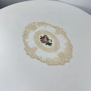 Elegante tapete ovalado de encaje bordado vintage con motivo floral para decorar