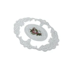 Posavasos ovalado de encaje blanco bordado con motivo floral de rosas elegantes