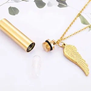 Collana con pendente a urna cilindrica in acciaio dorato con ciondolo ala d'angelo