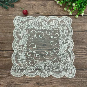 Tovaglietta vintage in pizzo bianco ricamato con eleganti motivi floreali per casa
