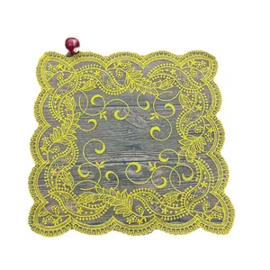 Tovaglietta ricamata in pizzo europeo vintage con motivi floreali gialli decorativi