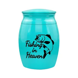 Detailansicht der türkisfarbenen Urne mit Fishing in Heaven Design und Barschmotiv