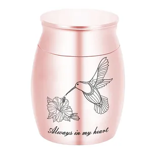 Tierurne in Roségold mit Kolibri-Gravur und der Aufschrift Always in my Heart.
