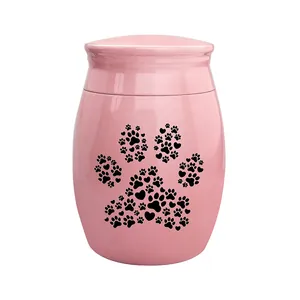 Detailansicht der rosa Mini-Tierurne mit herzförmigem Pfotenabdruck-Design