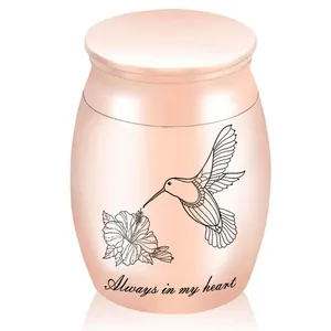 Exquisite Detailansicht der roségoldenen Tierurne mit Kolibri- und Blumengravur