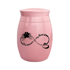 Nahaufnahme einer rosa Mini-Tierurne mit sentimentaler Forever in My Heart Gravur