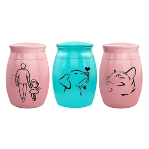 Detailansicht kleiner Tierurnen für Asche in Rosa und Cyan mit Gravurmotiven