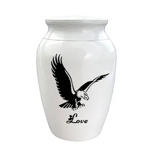Detalle de una urna para cenizas de mascotas de aleación blanca con águila y 'Love'