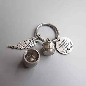 Detalle del llavero urna para cenizas con ala de ángel y grabado de recuerdo para mascota