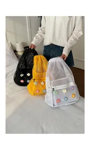 Tres colores de mochilas de malla calada decoradas con lindas flores de punto