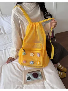 Mochila de malla amarilla con detalles de flores de ganchillo coloridas