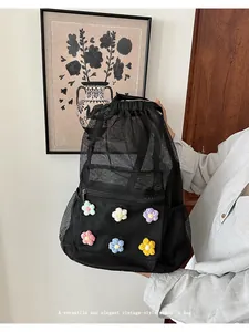 Mochila minimalista de malla negra decorada con flores de ganchillo de colores para mujer.