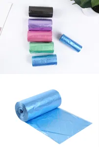 Vista detallada de rollos de bolsas de basura de plástico de colores para el hogar