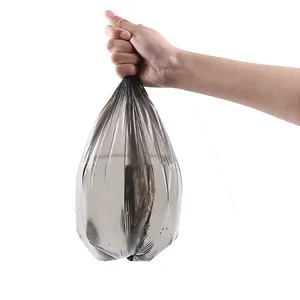 Bolsa de basura negra gruesa y a prueba de fugas, mostrada con agua por su fuerza.