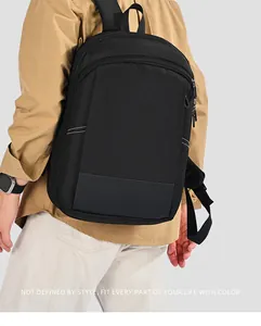 Detailweergave van een zwarte uitbreidbare waterdichte nylon rugzak op een model