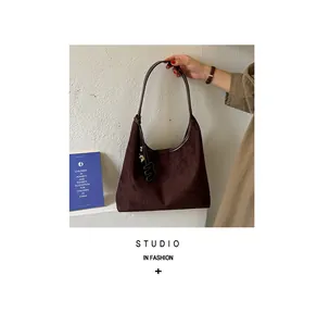 Vintage dunkelbraune Hobo-Schultertasche aus Wildlederimitat für den Alltag