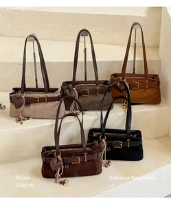 Kollektion von Retro-Wildleder-Baguette-Schultertaschen in verschiedenen Maillard-Tönen