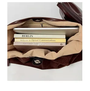 Innenansicht brauner Wildleder-Tote-Bag mit viel Platz für Laptop und Bücher