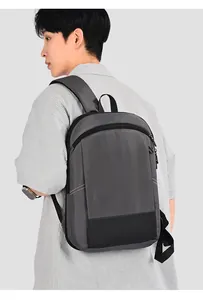 Moderne grijze waterdichte nylon laptoprugzak voor zakelijk woon-werkverkeer op model