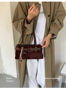 Elegante Retro Maillard-braune Wildleder-Baguette-Tasche mit Zierschnalle für Damen