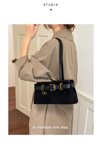 Detailansicht einer Retro-Baguette-Schultertasche aus schwarzem Wildleder mit Gold-Schnalle
