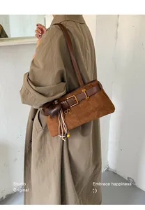 Elegante braune Retro-Baguette-Tasche aus Wildleder mit modischem Herzanhänger für Damen