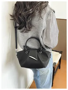 Borsa a secchiello plissettata nera con dettaglio in metallo, elegante borsa a tracolla donna
