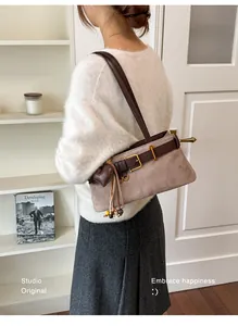 Vintage Maillard braune Wildleder Baguette Tasche mit einem dekorativen Herzanhänger