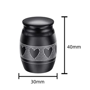 Μικρή μαύρη ματ τεφροδόχος 40x30mm με χαραγμένο ασημένιο σχέδιο καρδιάς - Λεπτομέρεια.