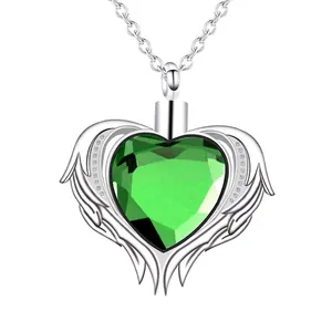 Dettaglio della collana a cuore con cristallo verde e ali d'angelo per ceneri