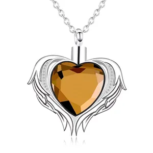 Dettaglio del ciondolo per ceneri a forma di cuore con gemma ambra.
