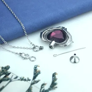 Collana urna a cuore in acciaio inox con cristallo viola per ceneri di animali.
