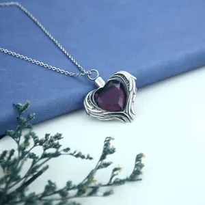 Ciondolo collana urna ceneri in acciaio inox con ali d'angelo e cristallo viola a cuore