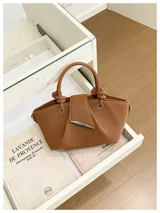 Borsa a secchiello vintage in pelle marrone con manici annodati e fibbia