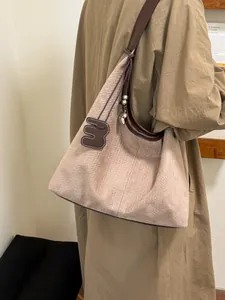 Koreanisches Retro Wildlederimitat Tragetasche Für Damen Weiches Leder Achseltasche Schultertasche Pendler Hobo Bag Mit Anhänger