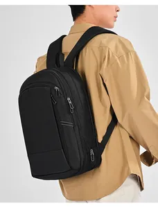 Detailweergave van een man met een uitbreidbare zwarte waterdichte nylon laptoprugzak.