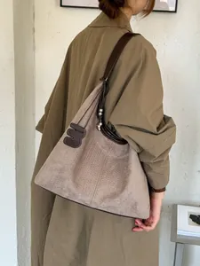 Eleganter Retro-Hobo-Shopper aus taupefarbenem Wildlederimitat mit Webstruktur