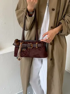 Braune Retro-Baguette-Tasche aus Wildleder im Maillard-Stil mit dekorativer Gürtelschnalle