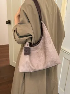 Retro Hobo-Einkaufstasche aus Wildlederimitat in Altrosa mit braunem Riemen