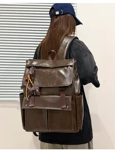 Vue détaillée de dos d'un sac à dos vintage en cuir marron foncé sur un mannequin