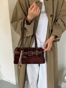 Vintage Maillard braune Umhängetasche aus Wildleder mit Herzanhänger und Gürteldetail