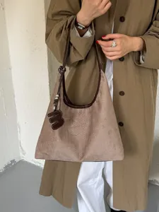 Elegante braune Hobo-Tragetasche aus Wildlederimitat mit Strukturmuster und M-Anhänger