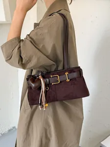Retro Maillard braune Wildleder-Schultertasche Baguette-Tasche mit Herz-Quaste