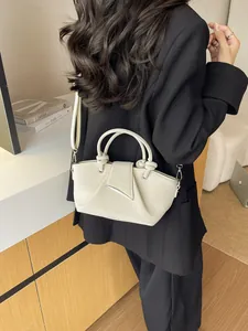 Borsa a mano plissettata vintage bianco sporco per pendolari indossata da una modella