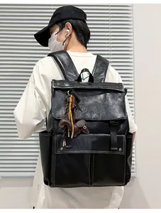 Sac à dos vintage en similicuir noir sur mannequin pour le travail et les voyages