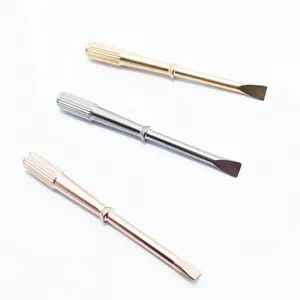Detailaufnahme von drei Minischraubendrehern in Gold-, Silber- und Roségold-Finish.