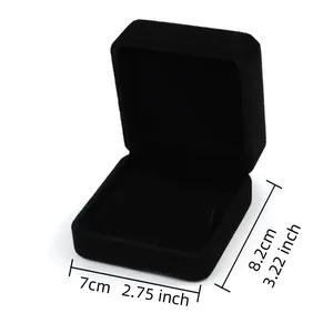 Detailopname van een elegante zwart fluwelen juwelendoosje, afmetingen 7cm x 8,2cm.