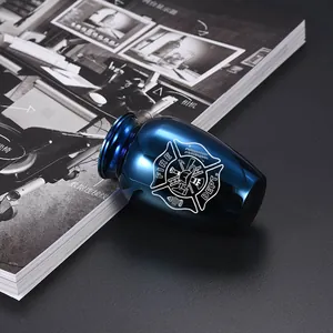 Miniatur Feuerwehrmann Urne aus blauem Aluminium mit hochwertiger Gravur für die Asche