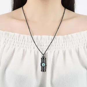 Collier urne funéraire en acier noir avec pierre bleue porté par un beau mannequin